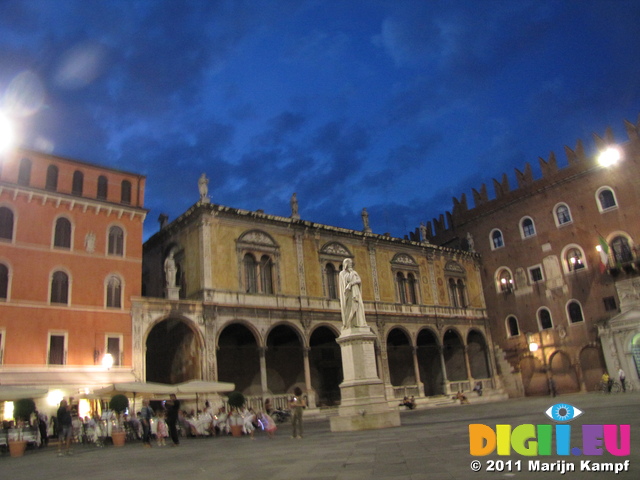 SX19428 Statue of Dante on Piazza dei Signori at night in Verona, Italy